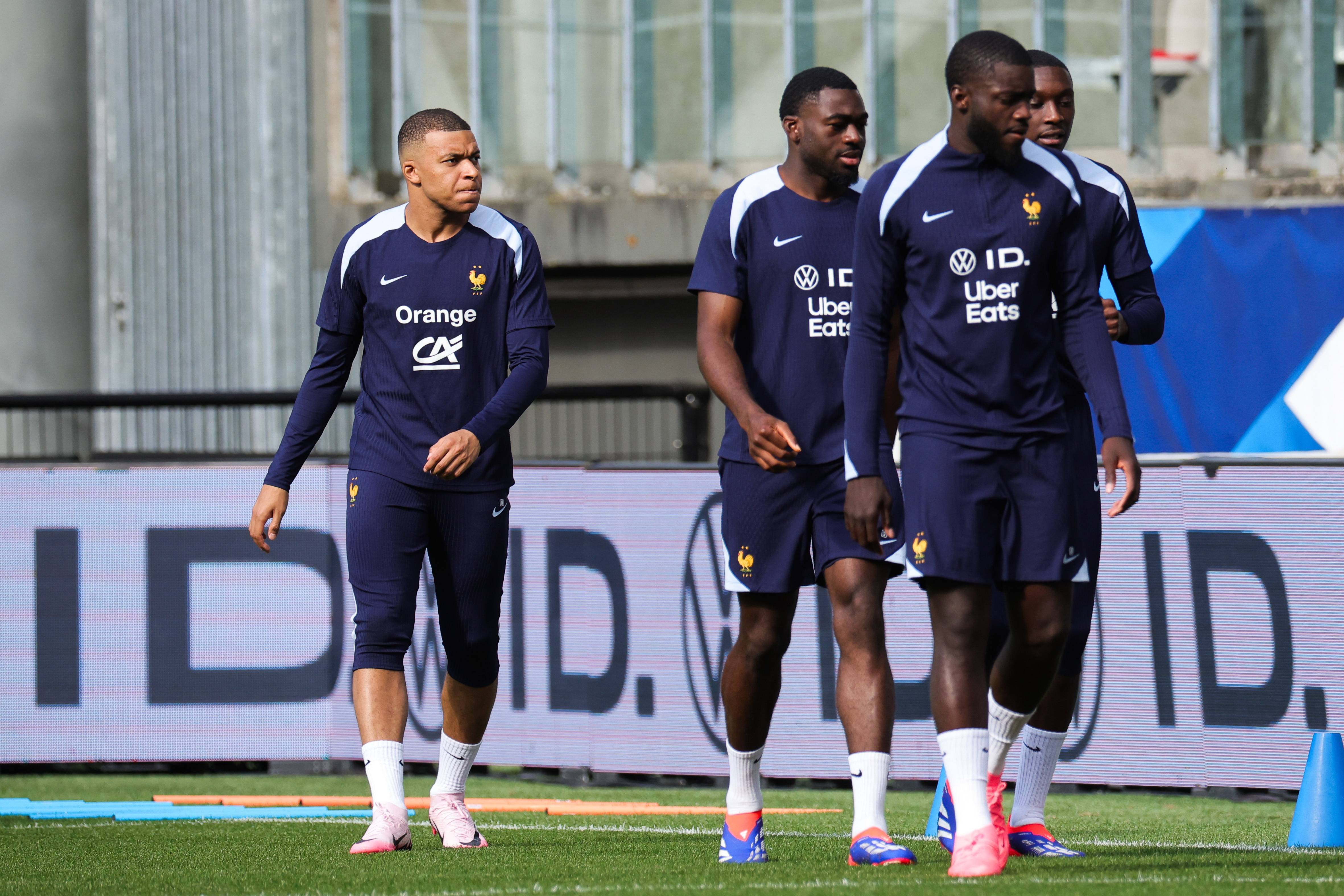 法国队球员表现出色，成功晋级淘汰赛