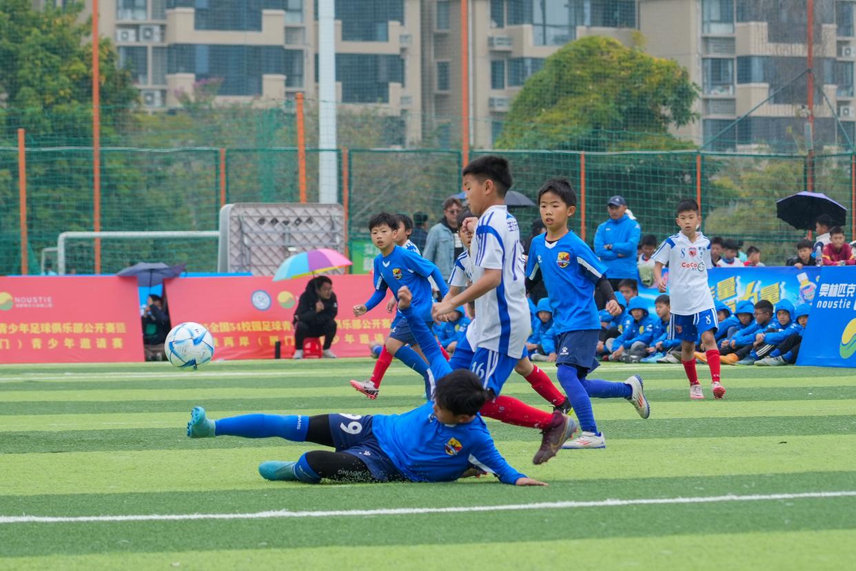 九游中国-这场足球比赛让人们看到了运动员们的拼搏精神