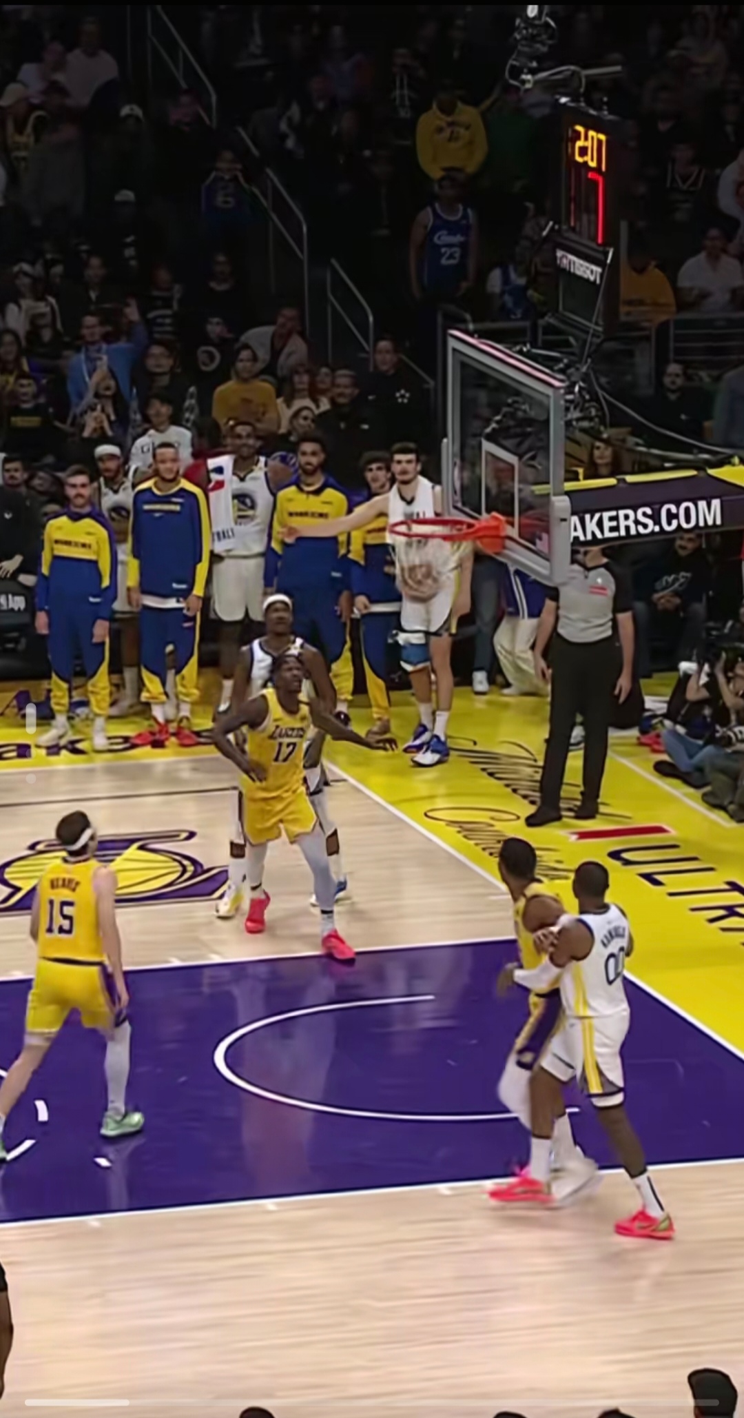 包含勇士球员接受训练准备下一场胜利之战的词条