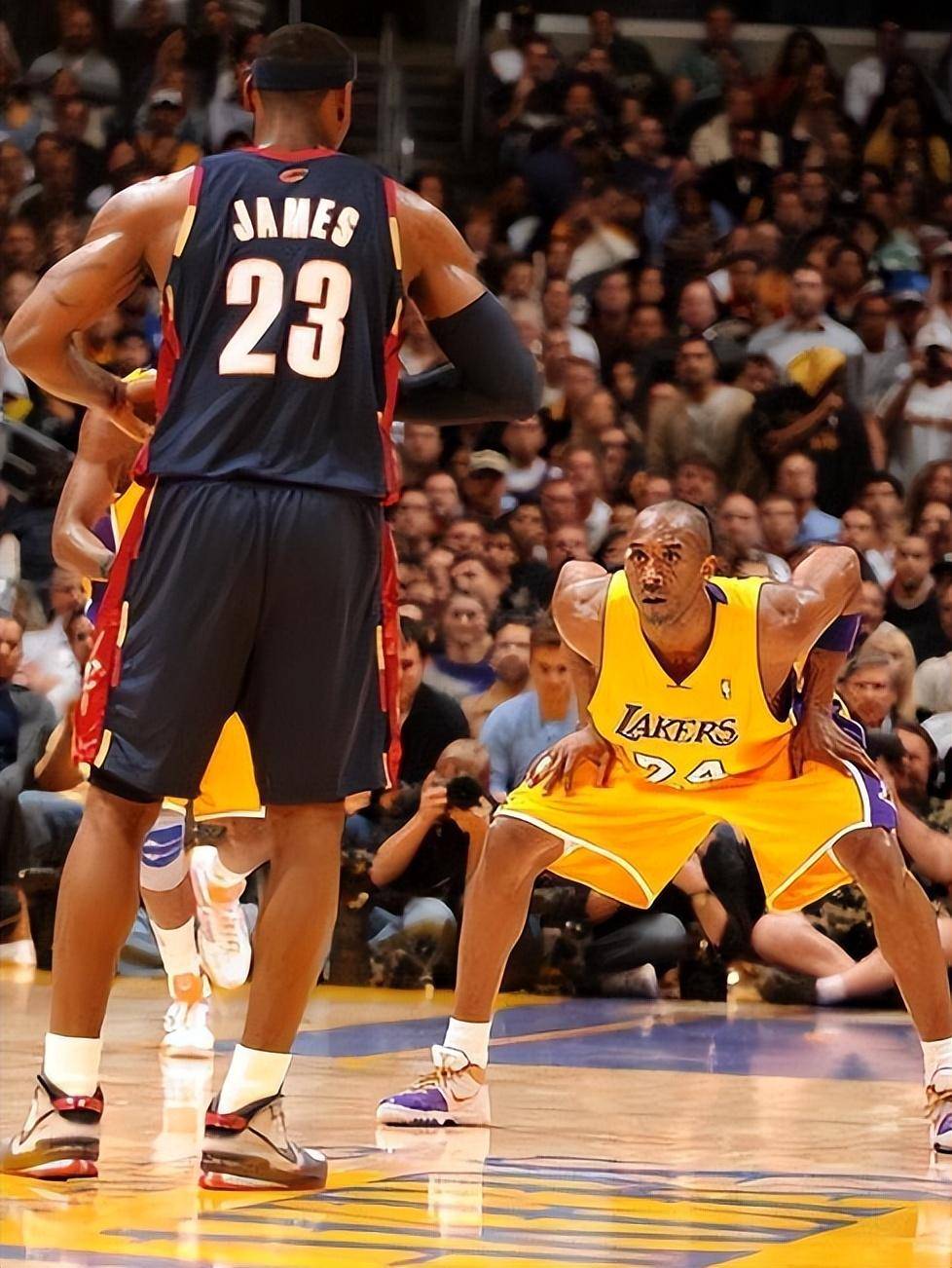 篮球比赛中球员防守技巧获好评