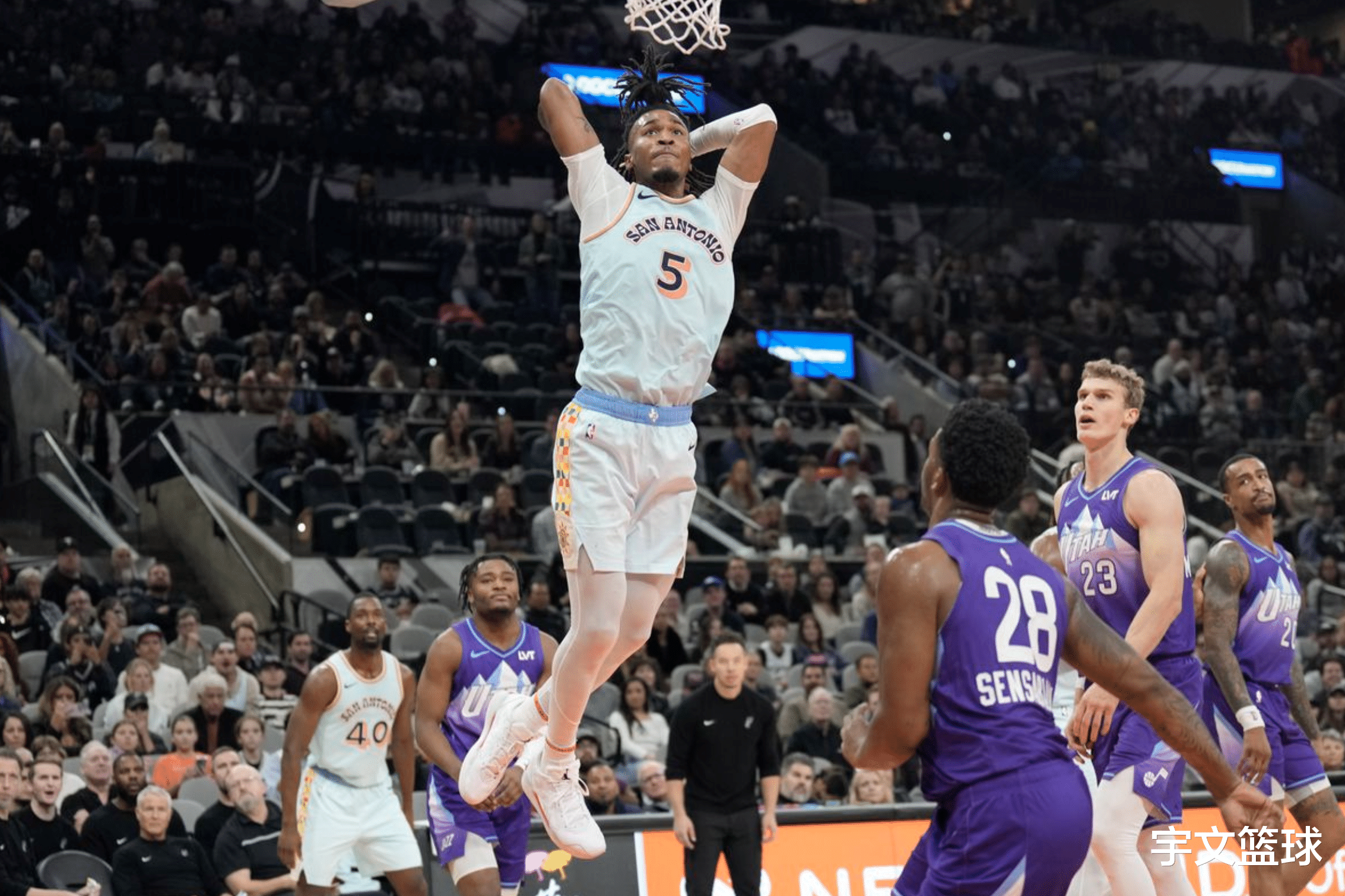 NBA明星在球场上勇猛战斗