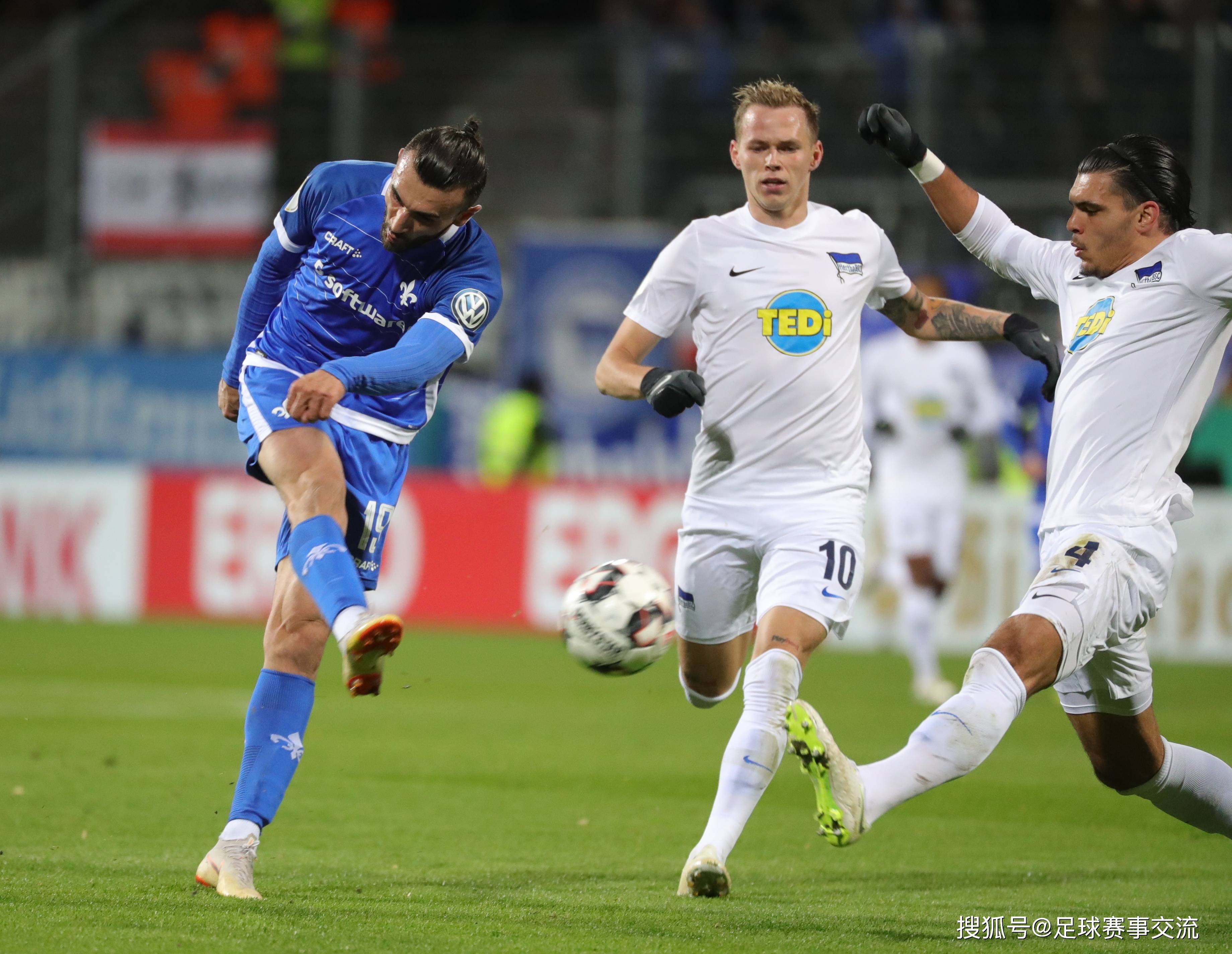 包含汉诺威球员准备好在比赛中表现的词条