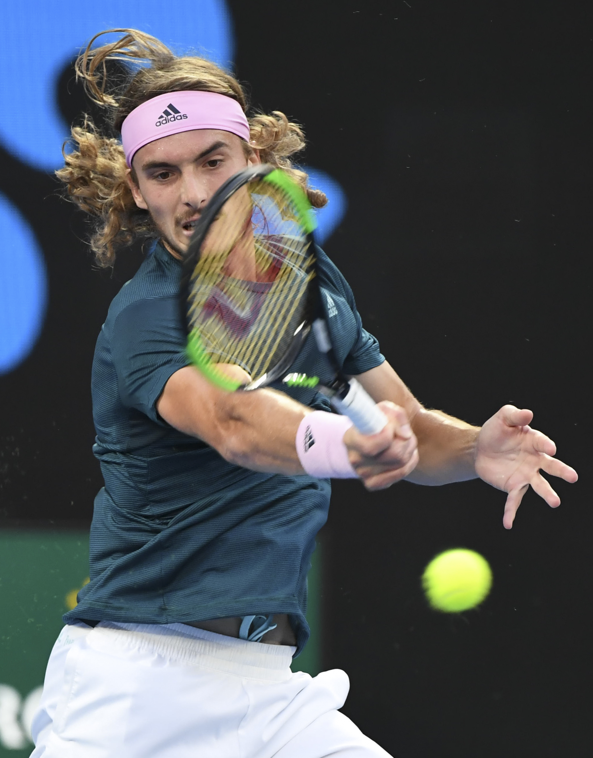 包含日本网球队横扫欧洲网球队，西西帕斯完成帽子戏法的词条