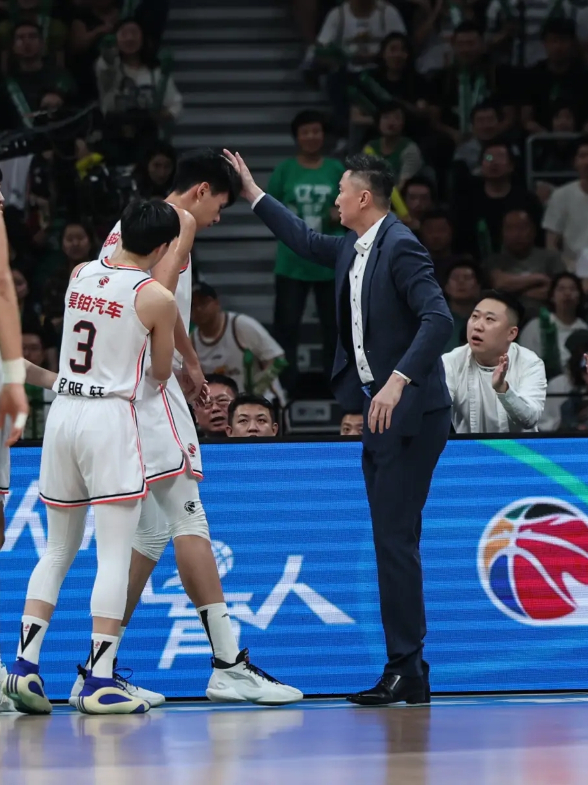 雄鹿轻取上海队，张镇麟关键制胜的简单介绍