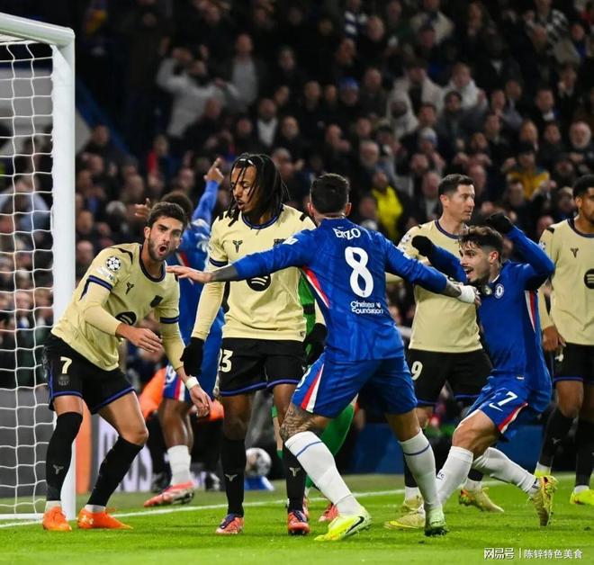 包含哥伦比亚轻取切尔西，莱万统治全场的词条