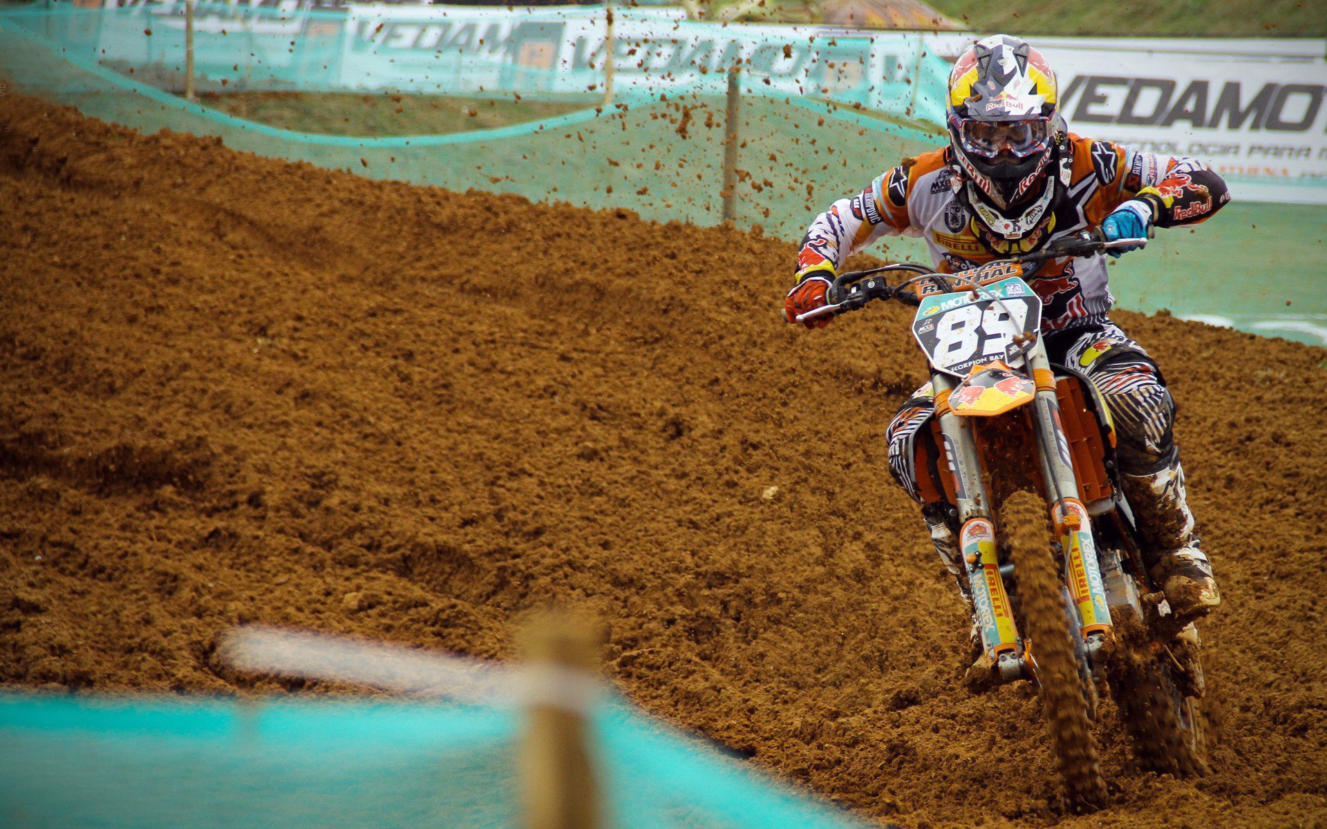 老鹰决胜局带走深圳队，克莱用实力证明自己，当坚韧与信念在赛场共振